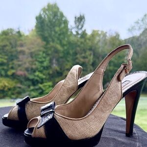 Oscar de la Renta Beige and Black Peep-Toe Shoes Size 38 (8)M
